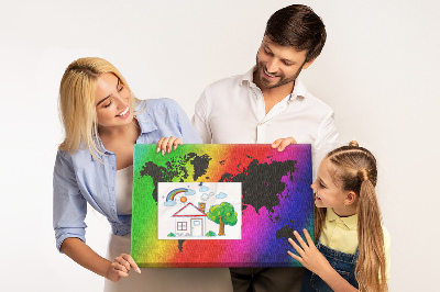 Bacheca in sughero mappa del mondo arcobaleno su sfondo colorato