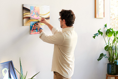 Bacheca in sughero con stampa onde dorate su sfondo neutro