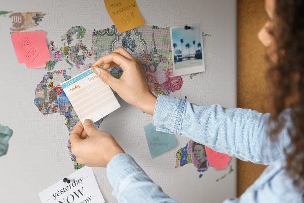 Lavagna di sughero mappa del mondo decorativa con banconote internazionali