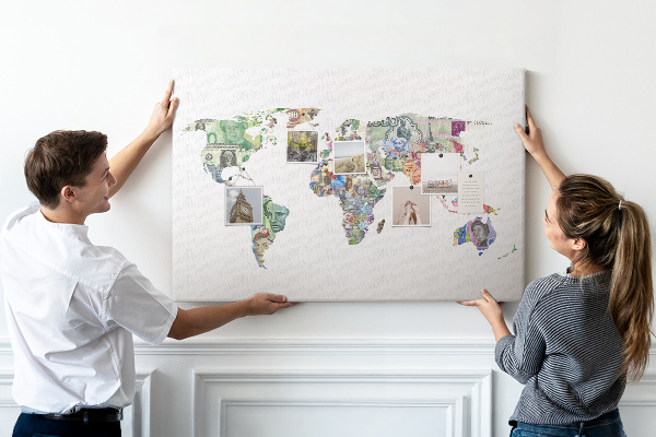 Lavagna di sughero mappa del mondo decorativa con banconote internazionali