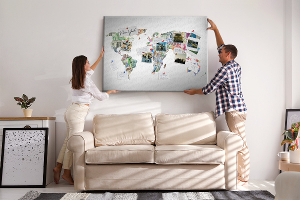 Lavagna di sughero mappa del mondo decorativa con banconote internazionali