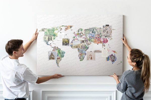 Lavagna di sughero mappa del mondo decorativa con banconote internazionali