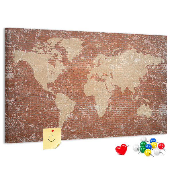 Bacheca in sughero con stampa di una mappa del mondo su muro di mattoni