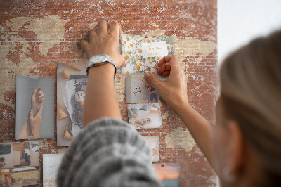 Bacheca in sughero con stampa di una mappa del mondo su muro di mattoni