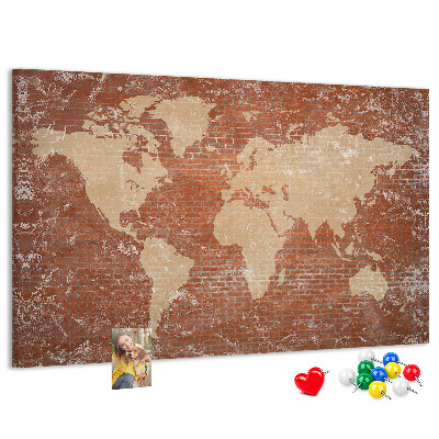 Bacheca in sughero con stampa di una mappa del mondo su muro di mattoni