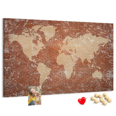 Bacheca in sughero con stampa di una mappa del mondo su muro di mattoni