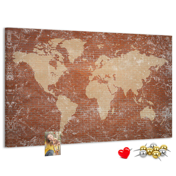 Bacheca in sughero con stampa di una mappa del mondo su muro di mattoni