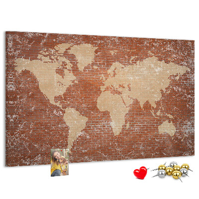 Bacheca in sughero con stampa di una mappa del mondo su muro di mattoni