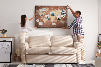 Bacheca in sughero con stampa di una mappa del mondo su muro di mattoni