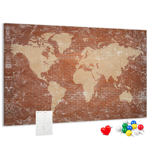 Bacheca in sughero con stampa di una mappa del mondo su muro di mattoni