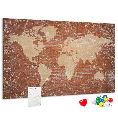 Bacheca in sughero con stampa di una mappa del mondo su muro di mattoni