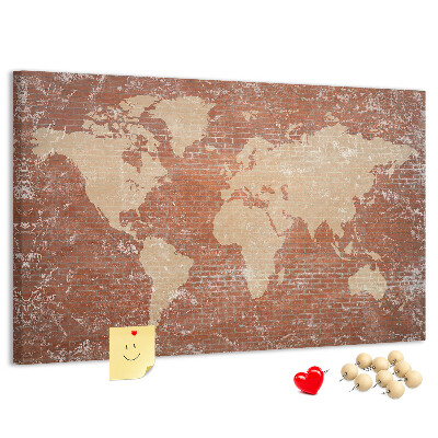 Bacheca in sughero con stampa di una mappa del mondo su muro di mattoni