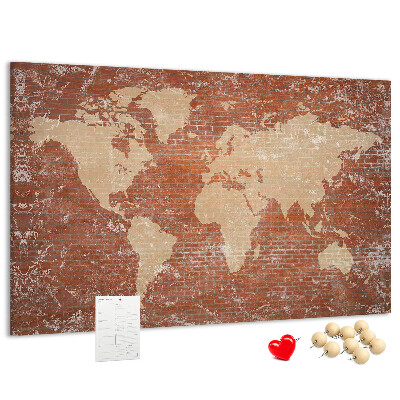 Bacheca in sughero con stampa di una mappa del mondo su muro di mattoni