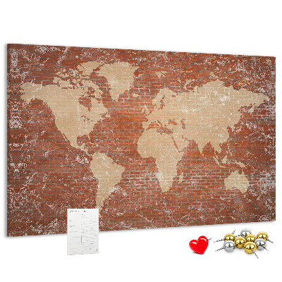 Bacheca in sughero con stampa di una mappa del mondo su muro di mattoni