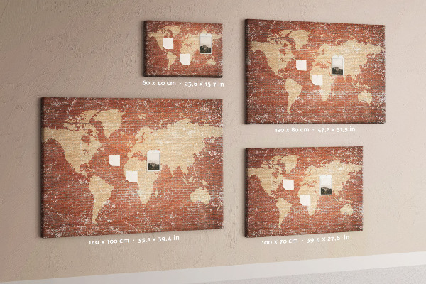 Bacheca in sughero con stampa di una mappa del mondo su muro di mattoni