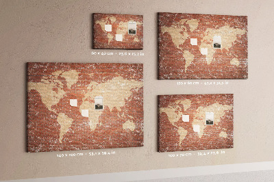 Bacheca in sughero con stampa di una mappa del mondo su muro di mattoni