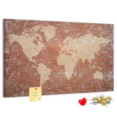 Bacheca in sughero con stampa di una mappa del mondo su muro di mattoni