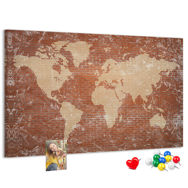 Bacheca in sughero con stampa di una mappa del mondo su muro di mattoni