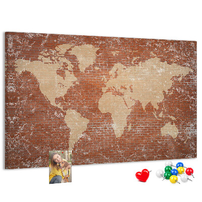 Bacheca in sughero con stampa di una mappa del mondo su muro di mattoni
