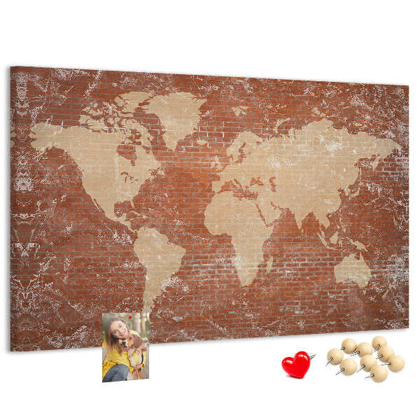 Bacheca in sughero con stampa di una mappa del mondo su muro di mattoni