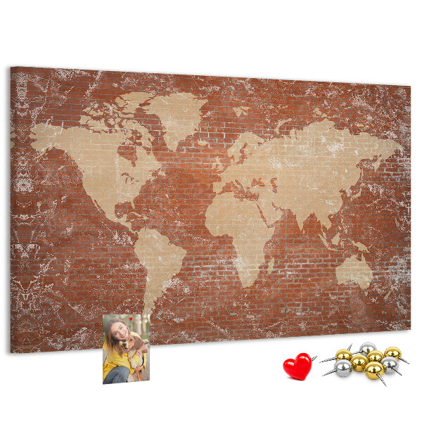 Bacheca in sughero con stampa di una mappa del mondo su muro di mattoni