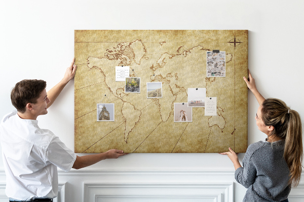 Bacheca in sughero con mappa antica del mondo e dei continenti