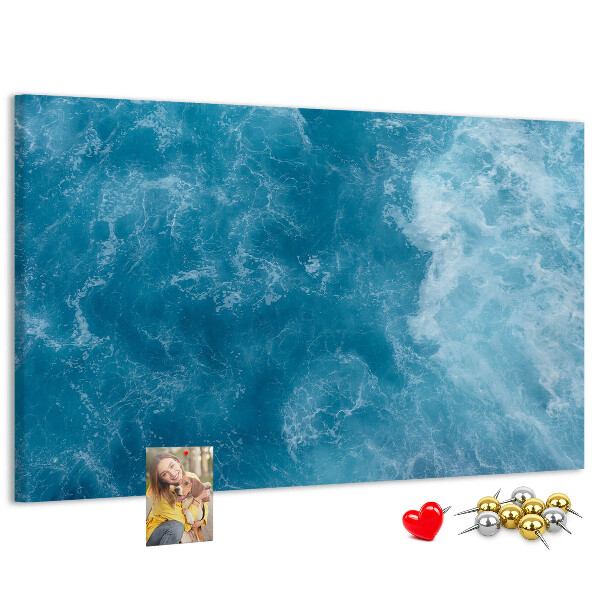 Lavagna di sughero con stampa blu intenso raffigurante le onde del mare e la schiuma