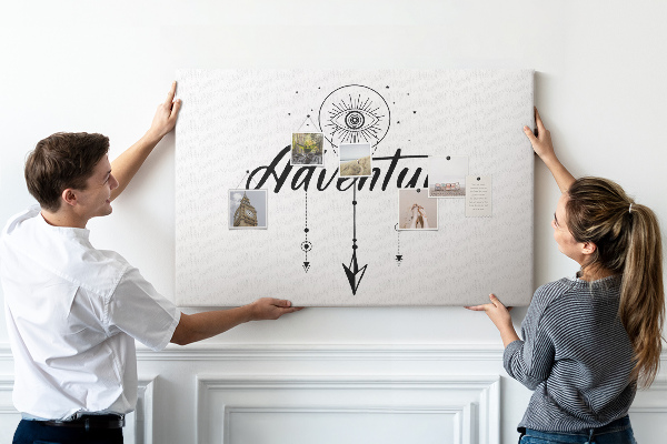 Lavagna di sughero con design avventura simbolo occhio e freccia
