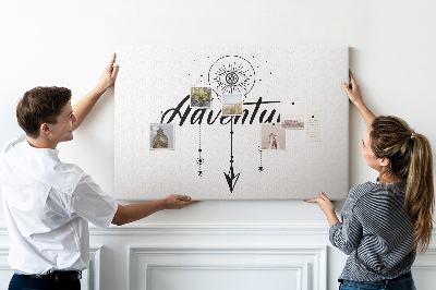 Lavagna di sughero con design avventura simbolo occhio e freccia