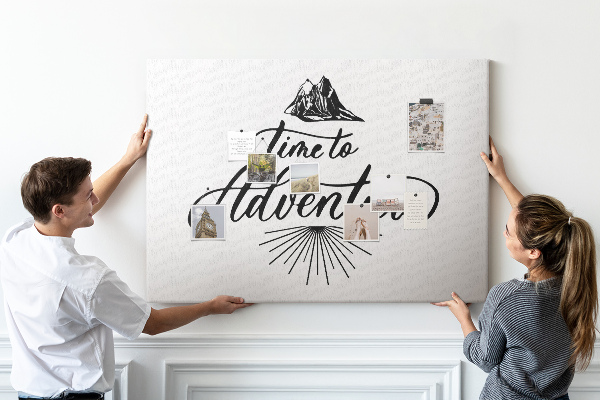 Lavagna di sughero con design a tema avventura in montagna