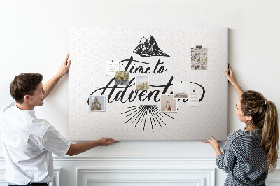 Lavagna di sughero con design a tema avventura in montagna