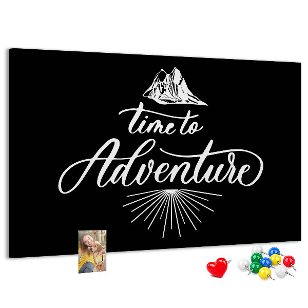 Bacheca in sughero con design a tema avventura in montagna
