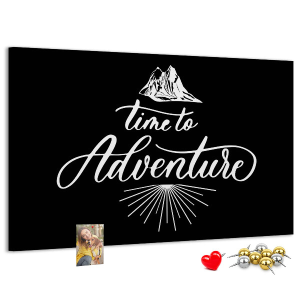 Bacheca in sughero con design a tema avventura in montagna