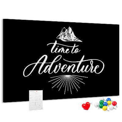 Bacheca in sughero con design a tema avventura in montagna