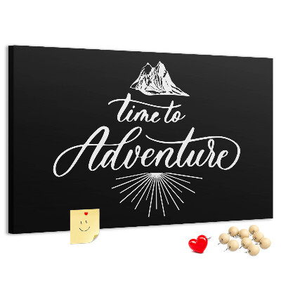 Bacheca in sughero con design a tema avventura in montagna