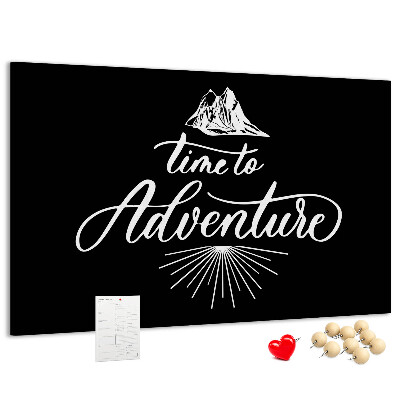 Bacheca in sughero con design a tema avventura in montagna