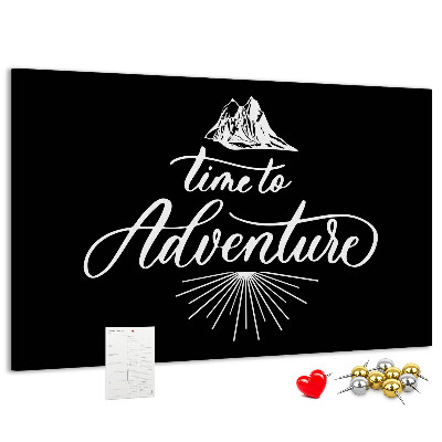 Bacheca in sughero con design a tema avventura in montagna