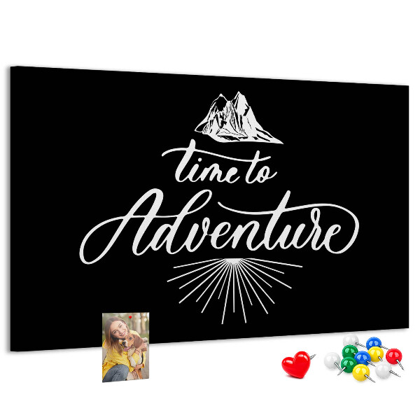 Bacheca in sughero con design a tema avventura in montagna
