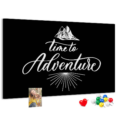 Bacheca in sughero con design a tema avventura in montagna