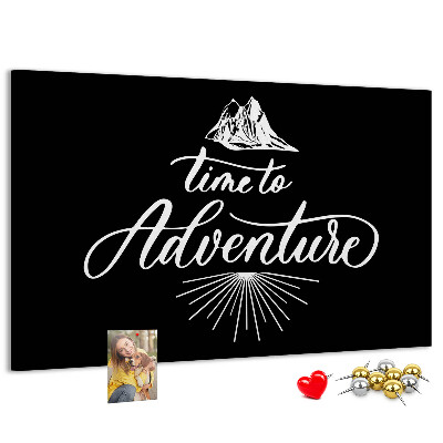 Bacheca in sughero con design a tema avventura in montagna