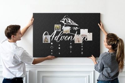 Bacheca in sughero con design a tema avventura in montagna