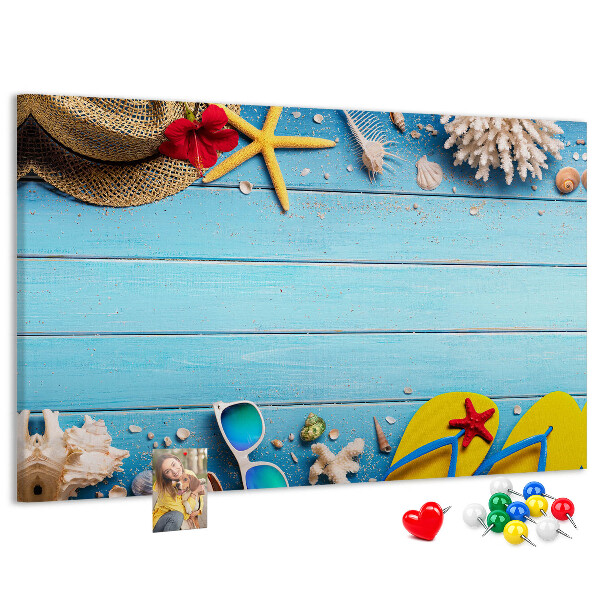 Lavagna di sughero con accessori per vacanze estive al mare