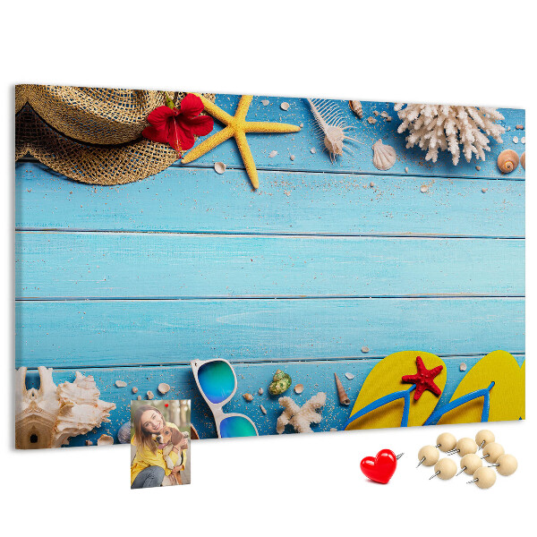 Lavagna di sughero con accessori per vacanze estive al mare