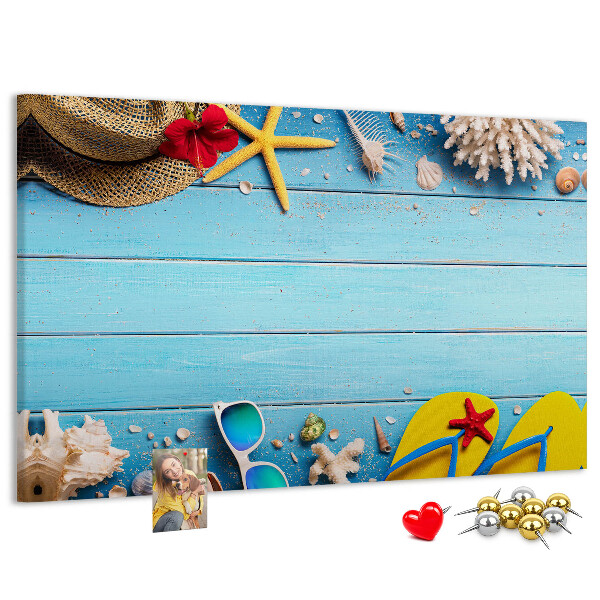 Lavagna di sughero con accessori per vacanze estive al mare