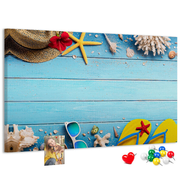 Lavagna di sughero con accessori per vacanze estive al mare