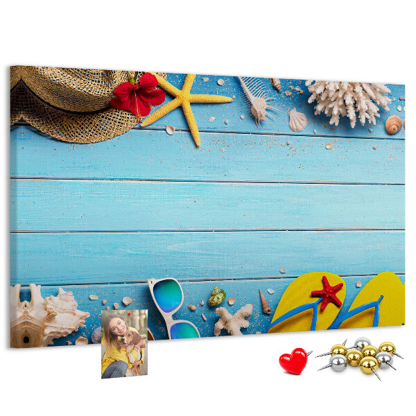Lavagna di sughero con accessori per vacanze estive al mare