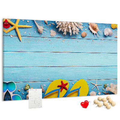Bacheca in sughero con stampa di ricordi estivi sulla spiaggia e conchiglie