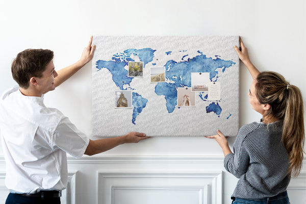 Bacheca in sughero con stampa di mappa del mondo ad acquerello blu