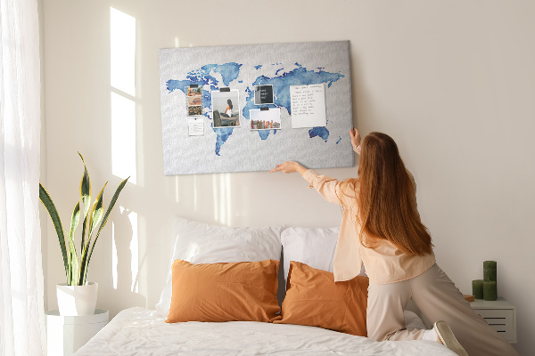 Bacheca in sughero con stampa di mappa del mondo ad acquerello blu