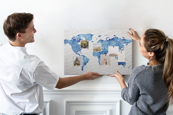 Bacheca in sughero con stampa di mappa del mondo ad acquerello blu